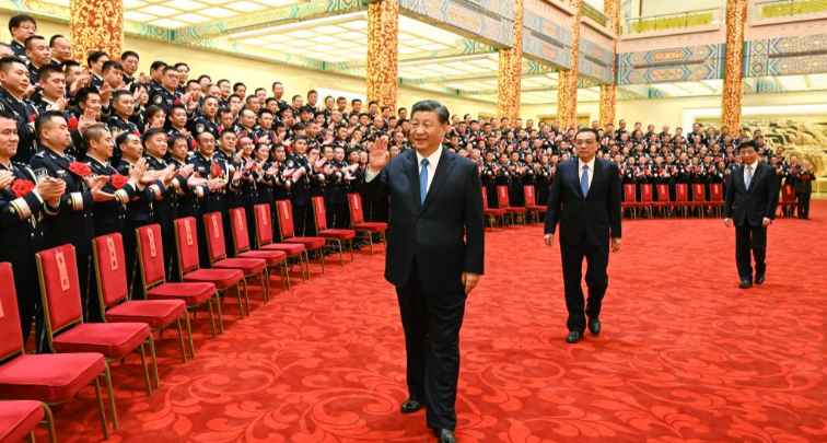 Си Цзиньпин встретился с примерами для подражания в сфере общественной безопасности