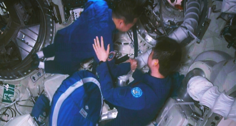 Историческая встреча в космосе шести китайских космонавтов двух миссий