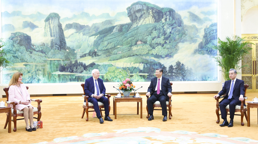 Си Цзиньпин встретился с президентом Фонда Мерье и его супругой
