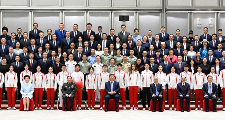 Си Цзиньпин встретился с представителями передовых коллективов и передовиками в области физкультуры и спорта